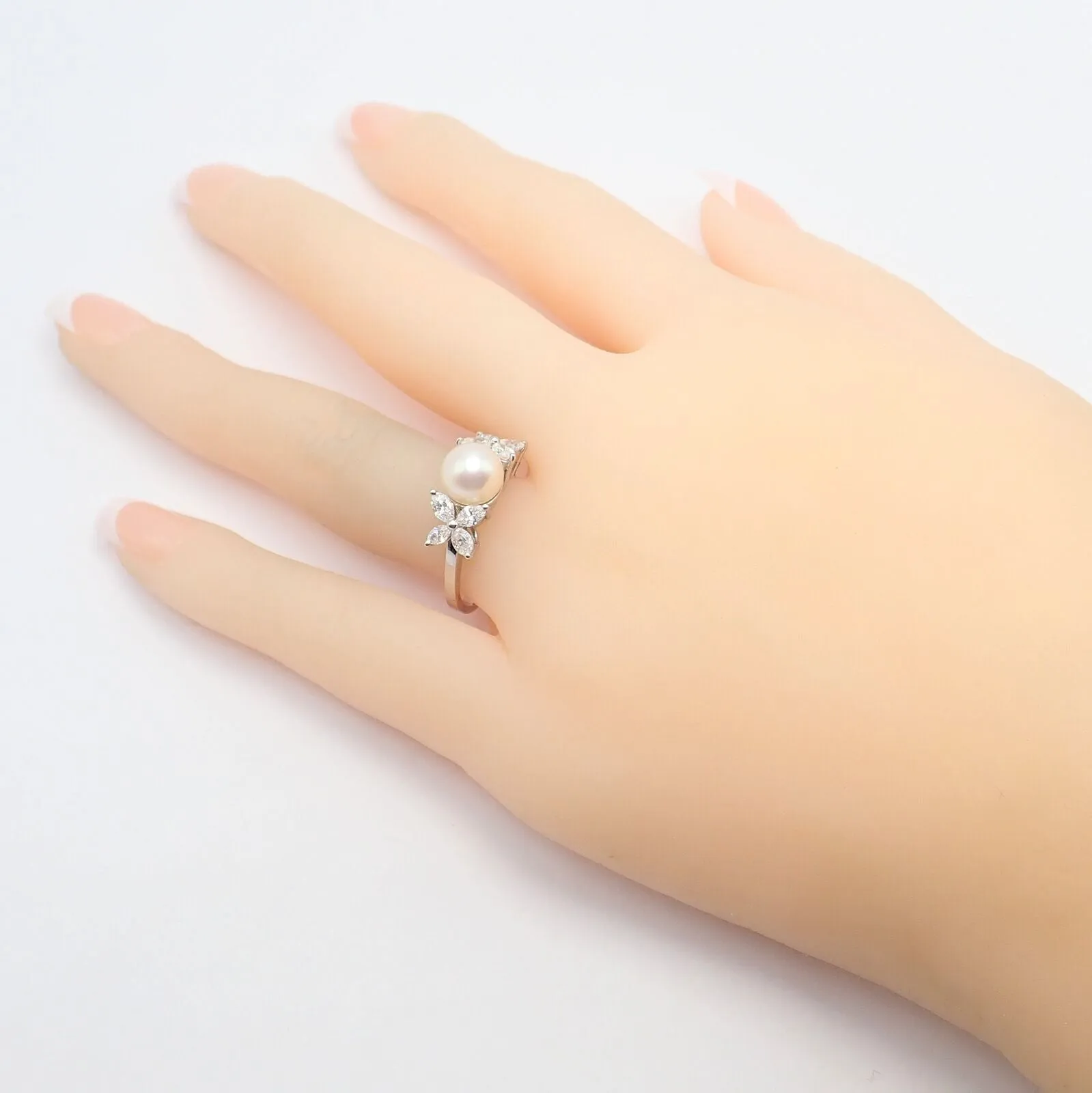 Authentic! Tiffany & Co Victoria Platinum Diamond 7.5mm Pearl Band Ring